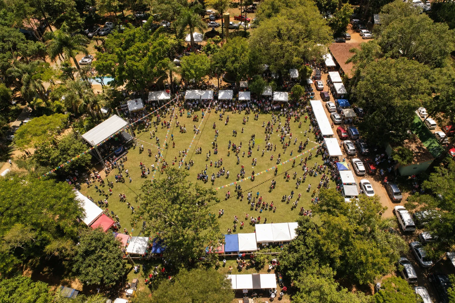 Vista aérea del predio de la Granja Mi Retiro con el evento San Juan montado.